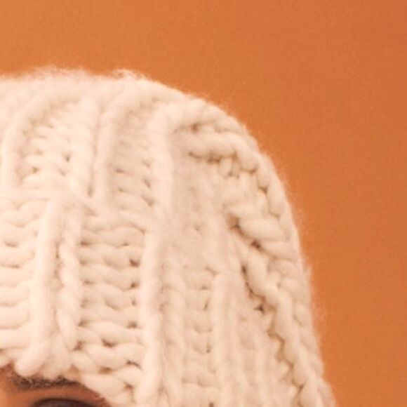 NWOT Urban Outfitters Ecote Mammoth Beanie in Ivory - Picture 8 of 9